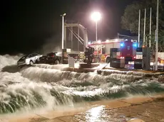 Le auto parcheggiate sulle rive di Abbazia salvate dai vigili del fuoco prima di finire in mare (foto da novilist.hr)