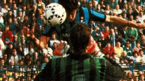 Aldo Serena in uno dei suoi celebri colpi di testa.