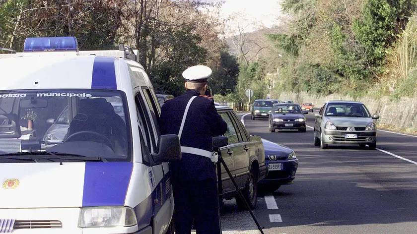 Vigili col telelaser in una foto di archivio