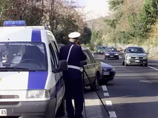 Vigili col telelaser in una foto di archivio