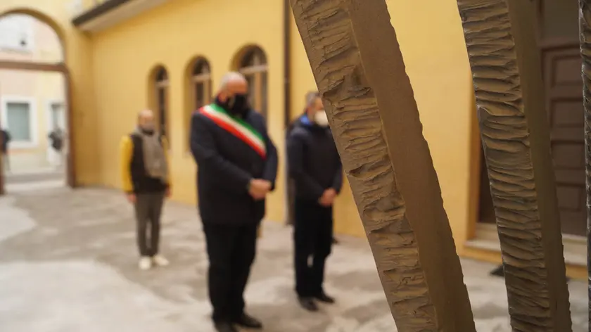 Il sindaco Ziberna depone la corona davanti alla sinagoga di Gorizia (Foto Bumbaca)
