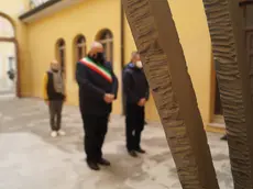 Il sindaco Ziberna depone la corona davanti alla sinagoga di Gorizia (Foto Bumbaca)