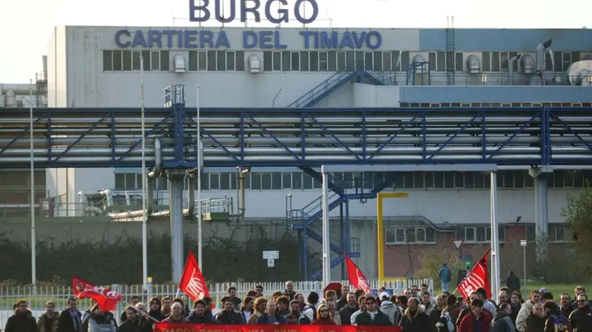 Protesta davanti alla Burgo di Duino