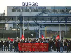 Protesta davanti alla Burgo di Duino