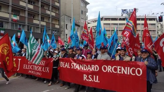 Gli striscioni di Ideal Standard ed Electrolux al corteo nazionale per il 1 Maggio a Pordenone, 01 maggio 2014. ANSA/LORENZO PADOVAN