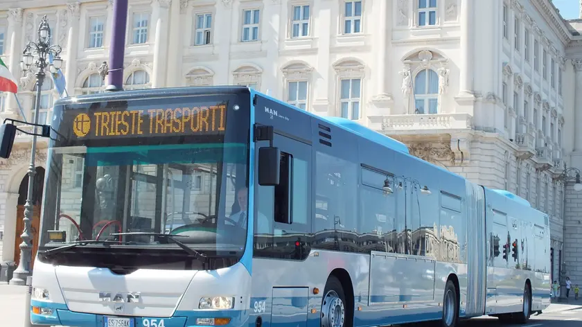 Un autobus in piazza Unità