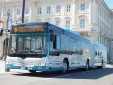 Un autobus in piazza Unità