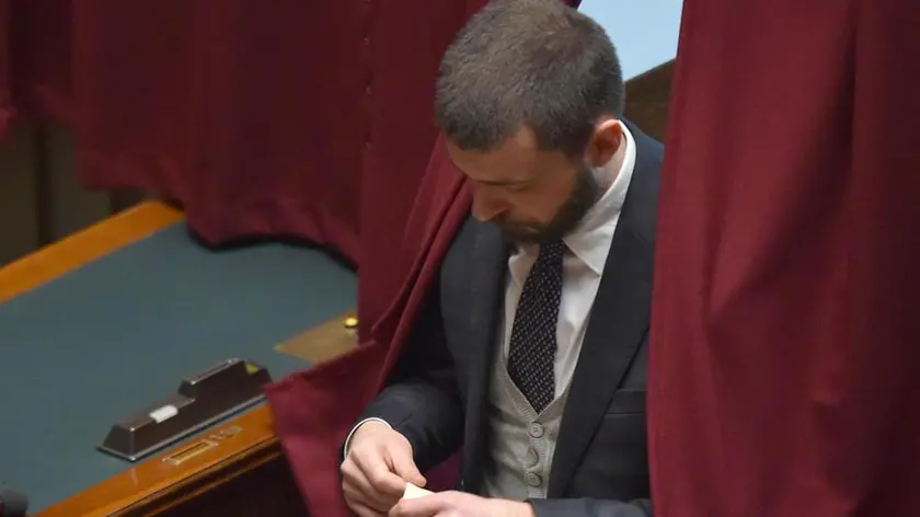 Walter Rizzetto nell'Aula della Camera durante la seconda votazione per eleggere il presidente della Repubblica, Roma, 30 gennaio 2015. ANSA/ ETTORE FERRARI