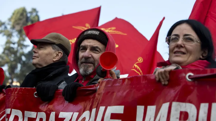 Attivisti della Fiom in corteo