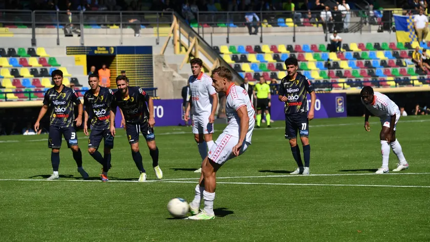 Trento - Triestina, il rigore di Vertainen. Foto Lasorte