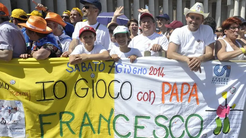 07/06/2014 Roma, piazza San Pietro, i Circoli Sportivi Italiani incontrano il Papa. La folla in attesa nella piazza