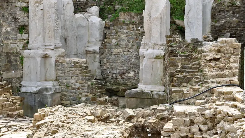 Una veduta del sito Crosada-Capitelli: la strada di età romana e le mura tardoantiche Fotoservizio di Andrea Lasorte