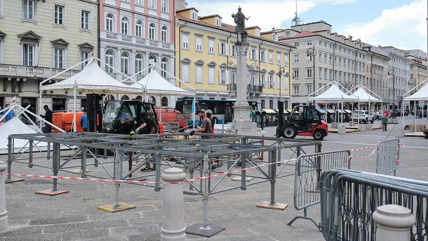 Il montaggio di uno dei palchi per gli eventi legati all’arrivo del Papa Foto Silvano