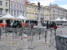 Il montaggio di uno dei palchi per gli eventi legati all’arrivo del Papa Foto Silvano