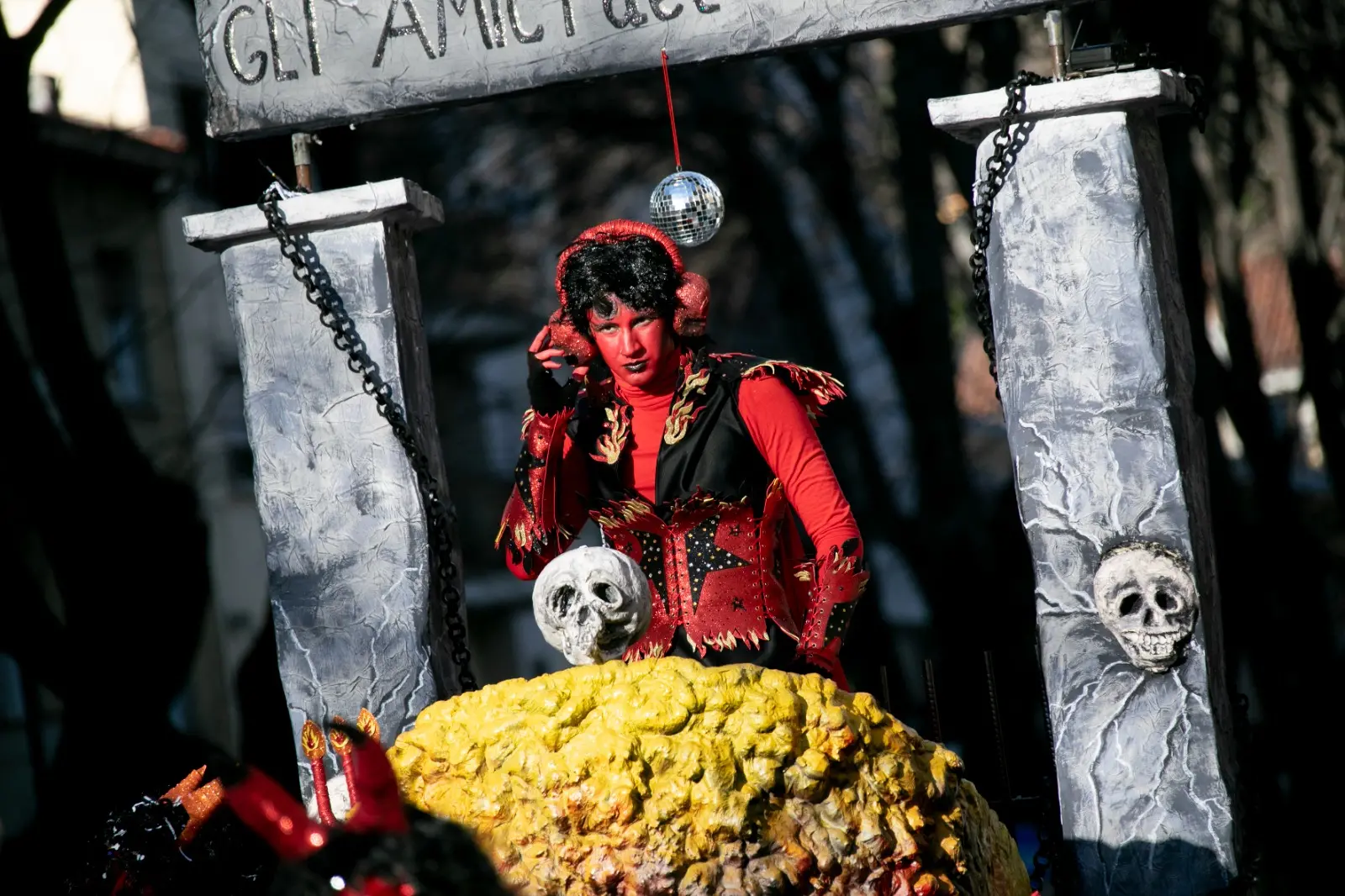 A Monfalcone è il giorno della sfilata dei carri e dei gruppi mascherati del 140° Carnevale Monfalconese della Pro Loco. Lungo le strade del centro cittadino migliaia di persone accorse da tutta la regione hanno seguito la sfilata che presenta carri bellissimi e altrettanto coreografici gruppi. A mezzogiorno un caldo sole e le temperature primaverili hanno accolto le oltre 6.000 persone, mascherate e non, che, alle 12 in punto, si sono riversate in piazza della Repubblica per assistere alla tradizionale “Cantada”. Battesimo con il pubblico delle grandi occasioni per il nuovo Sior Anzoleto Postier - interpretato da quest’anno da Franco Ongaro - che, affiancato dalla sua “sposa” Lisa Piran - studentessa di lingue e letterature straniere, finalista del Concorso Miss Italia 2023 - e dal Notaio Toio Gratariol - alias Gian Carlo Blasini - ha dato lettura al suo primo testamento. Le foto sono di Katia Bonaventura