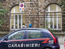 Carabinieri davanti all'ex scuola di via Combi