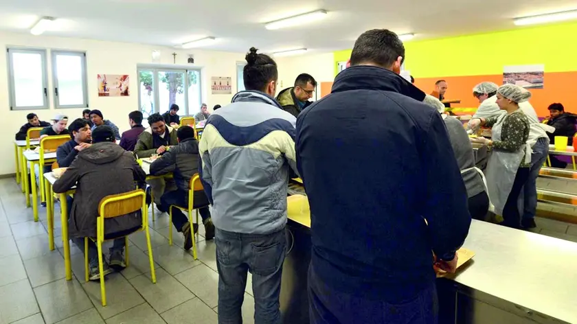 La mensa della Caritas di via dell’Istria e a destra il direttore padre Giovanni La Manna. Foto Lasorte e Silvano