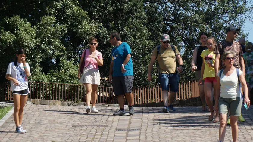 turisti in Borgo Castello: l’area del maniero è meta continua di visitatori Foto Bumbaca/Marega