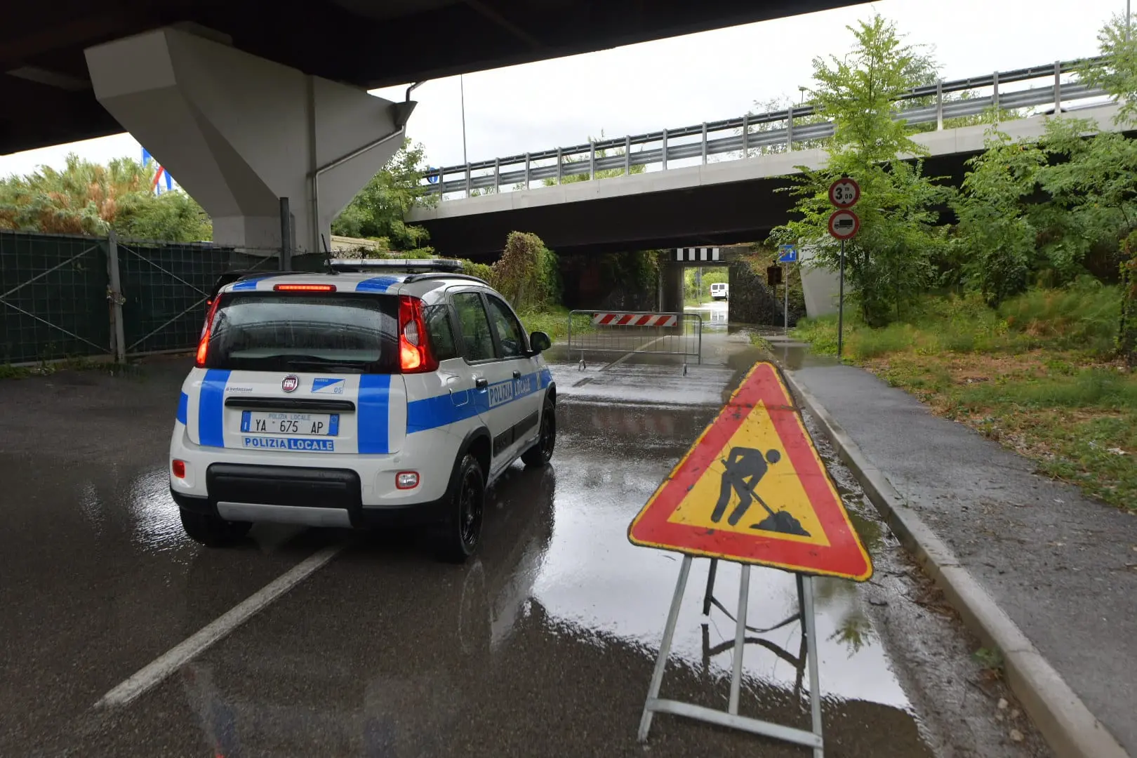Il violento temporale che si è abbattuto giovedì mattina nel territorio di Muggia ha provocato l'esondazione di Rio Menariolo con gli allagamenti che vediamo fotografati qui da Francesco Bruni. Qui l'articolo con gli aggiornamenti: https://ilpiccolo.gelocal.it/trieste/cronaca/2024/09/12/news/esonda_rio_menariolo_muggia_case_allagate-14625963/