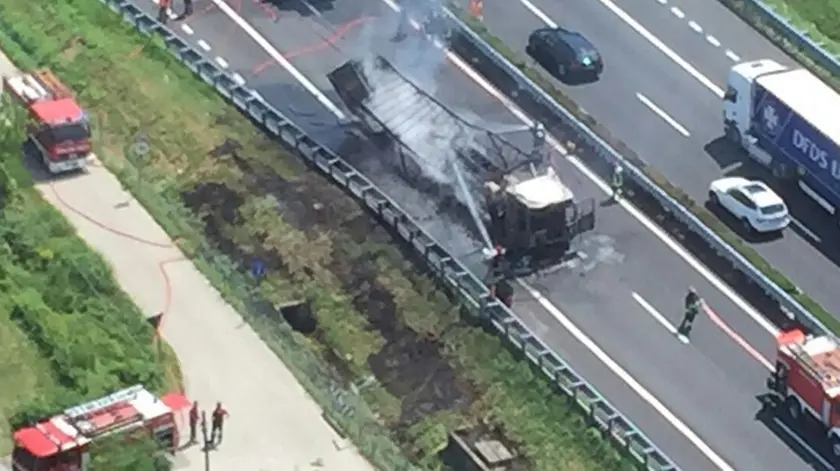 Un’immagine dei soccorsi dopo l’incidente (foto Vigili del fuoco di Venezia)