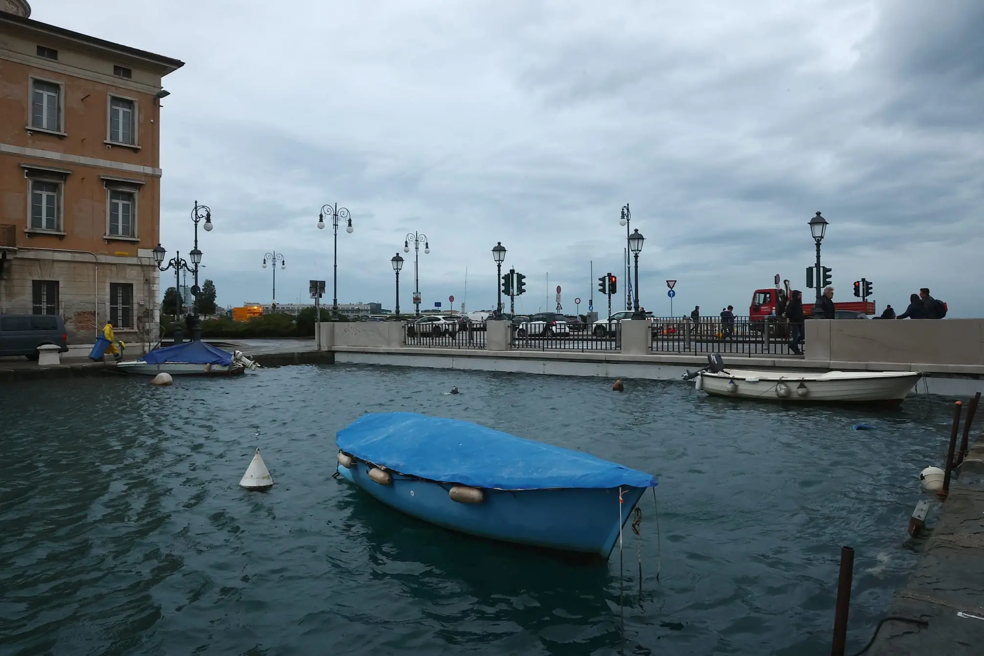Nelle foto di Andrea Lasorte e Massimo Silvano, le rive di Trieste e la zona di Ponterosso alle prese con l'acqua alta.