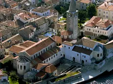 Una veduta aerea della Basilica eufrasiana di Parenzo