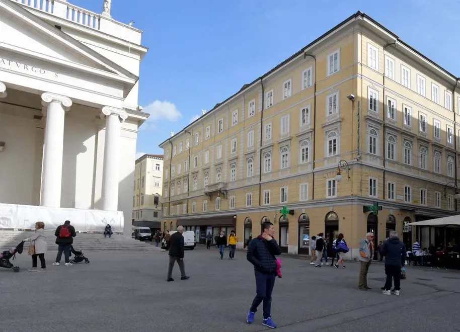 Foto Bruni Trieste 24.04.2019 P.zza S.Antonio - Farmacia Neri