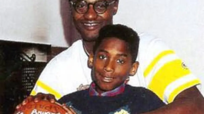 Kobe Bryant bambino assieme al padre Joe durante il suo periodo in Italia