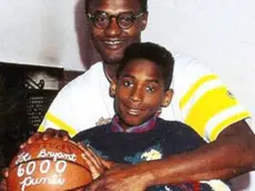 Kobe Bryant bambino assieme al padre Joe durante il suo periodo in Italia