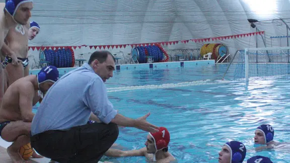 Ssquadra maschile di serie A2 della Pallanuoto Trieste: l'allenatore Ugo Marinelli in un time-out