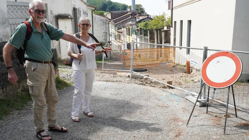 Elio e Bianca mostrano il cantiere e i cartelli che rendono impossibile l’utilizzo dell’automobile e della bicicletta per raggiungere il centro cittadino. (Marega)