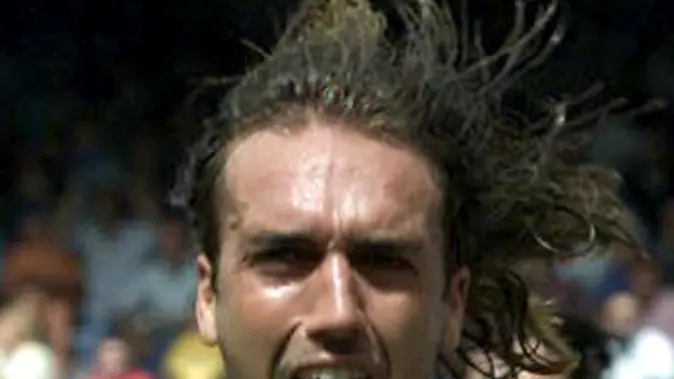 L'attaccante argentino della Roma, Gabriel Omar Batistuta, esulta dopo aver segnato il goal contro il Napoli in una immagine del 10 giugno 2001. ANSA/FILIPPO MONTEFORTE