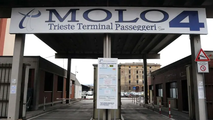 FOTO BRUNI TRIESTE 04 03 09 MOLO IV-INIZIANO LAVORI NEL PARCHEGGIO