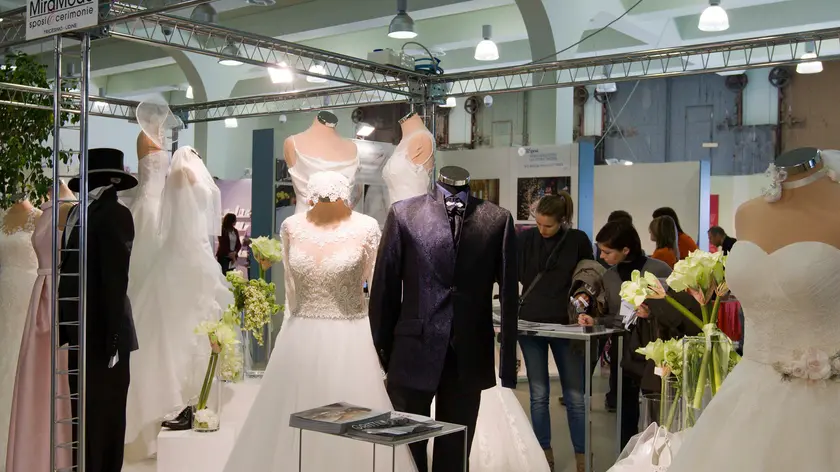 Abiti da sposa in vetrina al Magazzino 42 (Silvano)