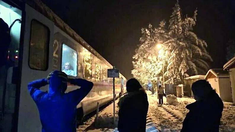 Nelle vicinanze di Gospić il treno fermo e alcuni passeggeri scesi. foto Dalmacija Danas