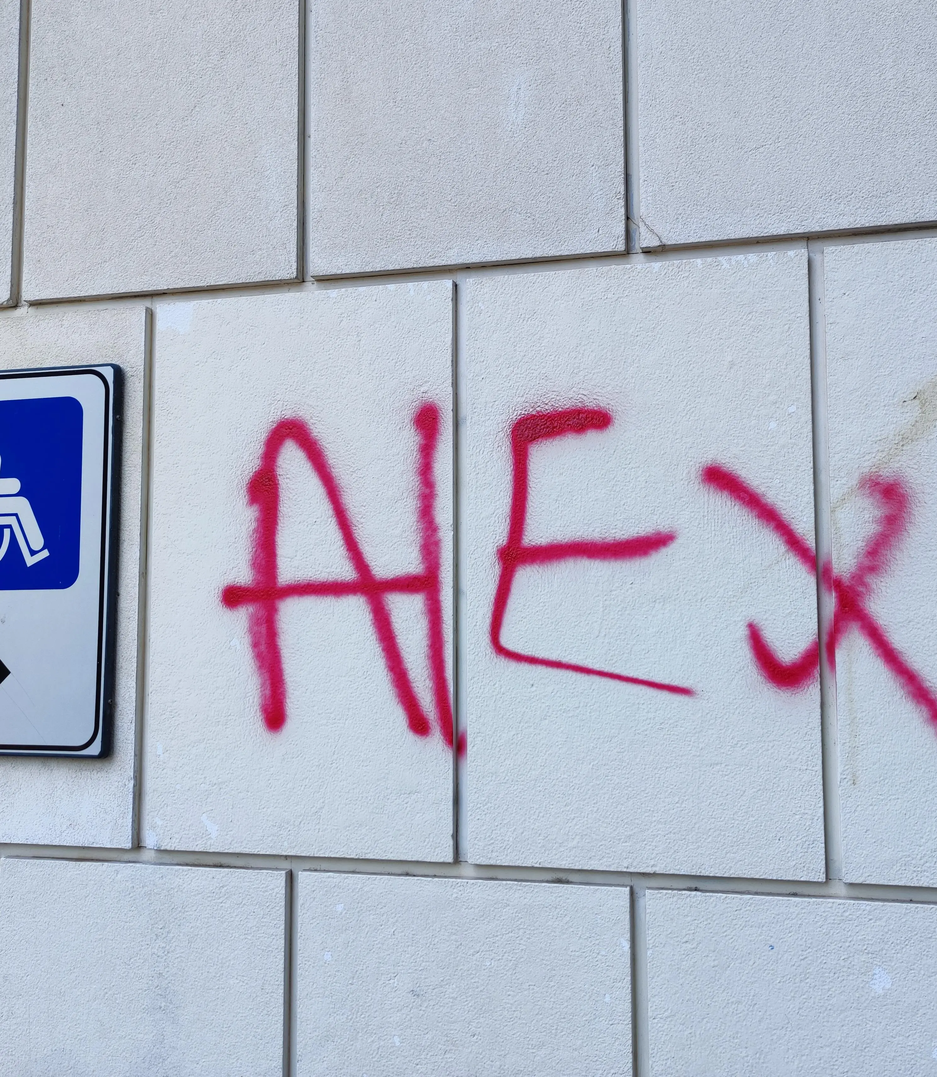 Le scritte comparse in diversi punti della città