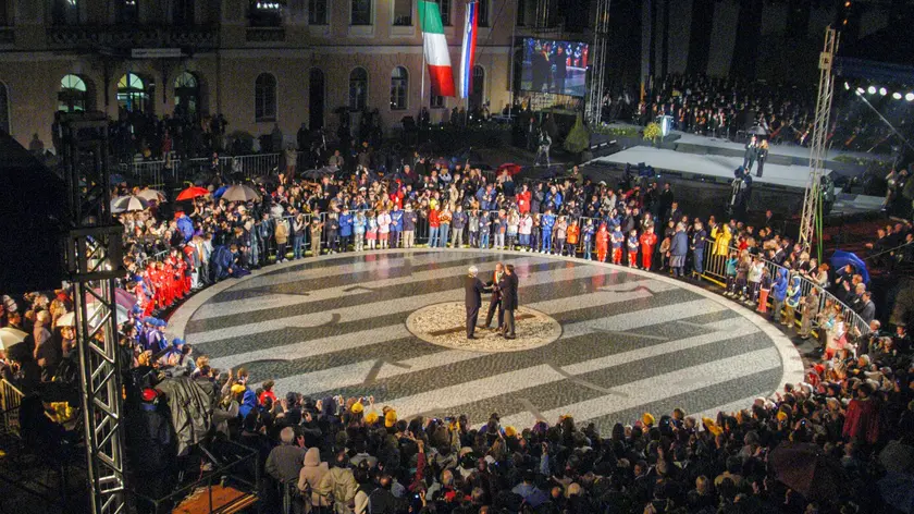 La folla nel cerchio fatidico, nella notte del 30 aprile 2004