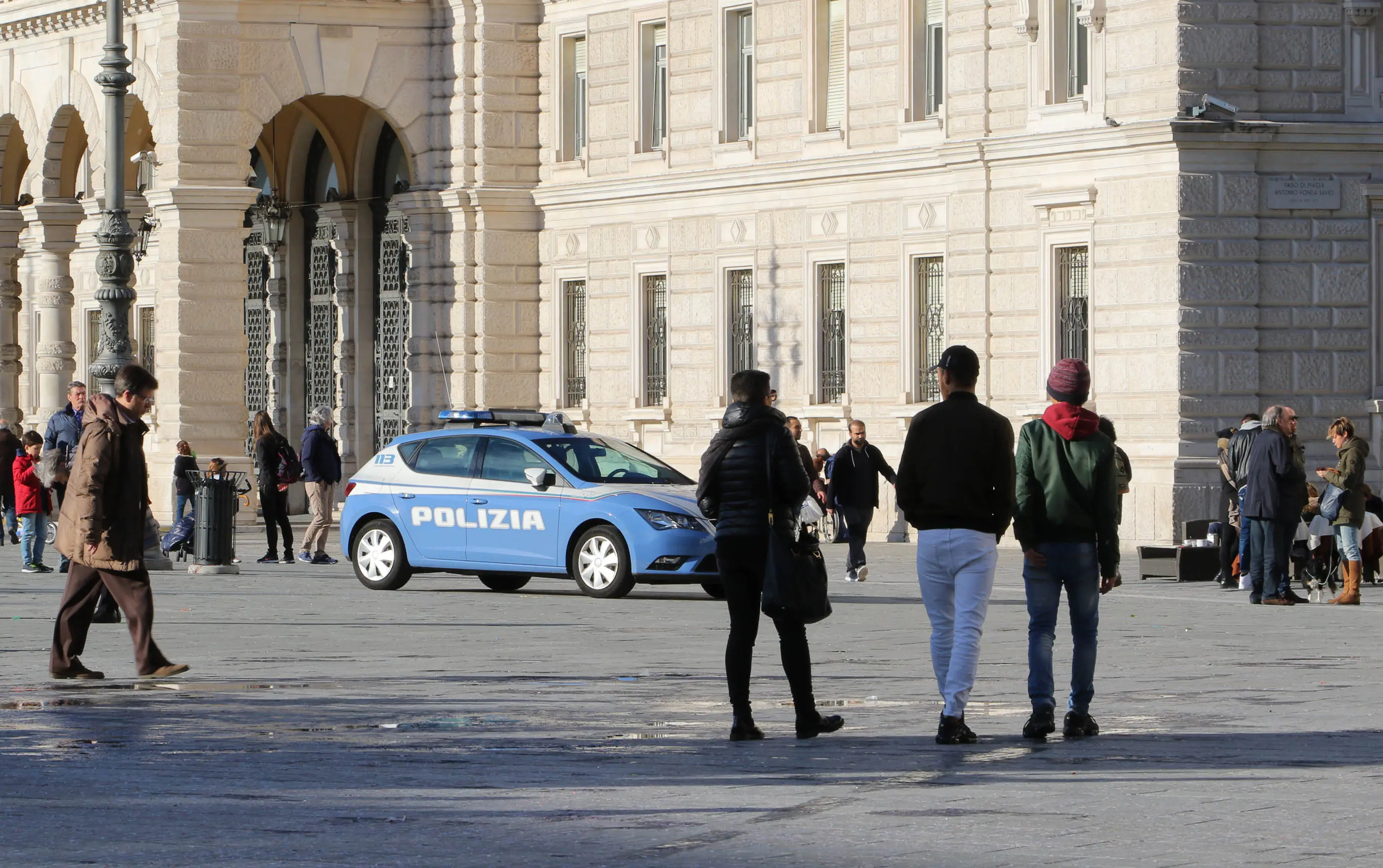 Lasorte Trieste 01/03/17 - Piazza Unità, ore 15.45, Intervento Ambulanza e Polizia, Caffè degli Specchi