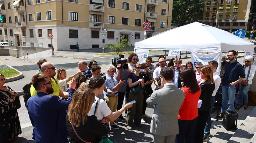 La conferenza stampa davanti al Tribunale di Trieste di qualche settimana fa. Foto Lasorte