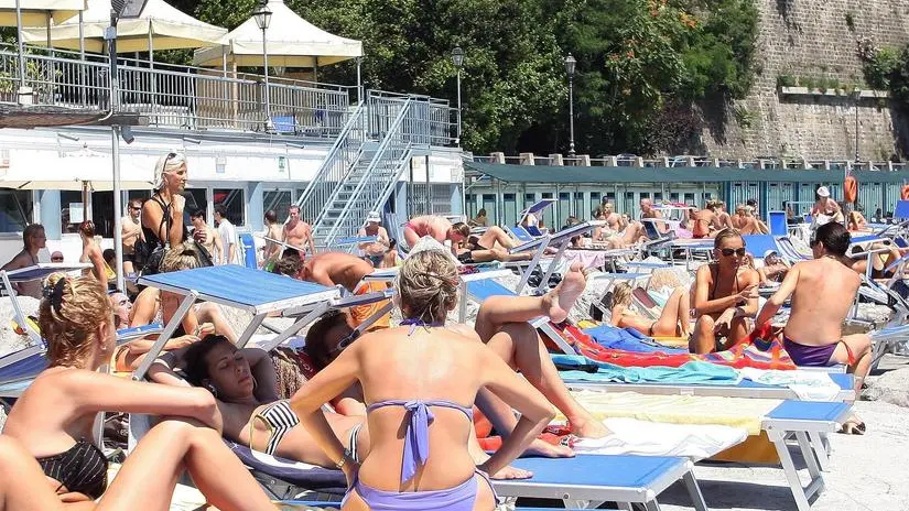 Tuffi a prezzi bloccati da Aurisina a Miramare negli stabilimenti balneari