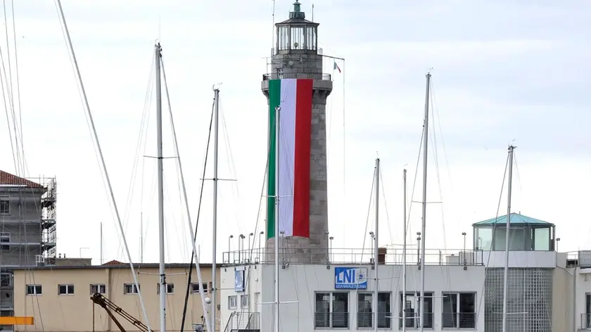 Lanterna “tricolore” per i 150 anni dell’Unità d’Italia (Bruni)