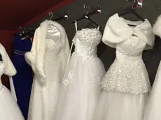 Alcuni modelli di abito da sposa in vendita nel negozio Jessy di via San Francesco