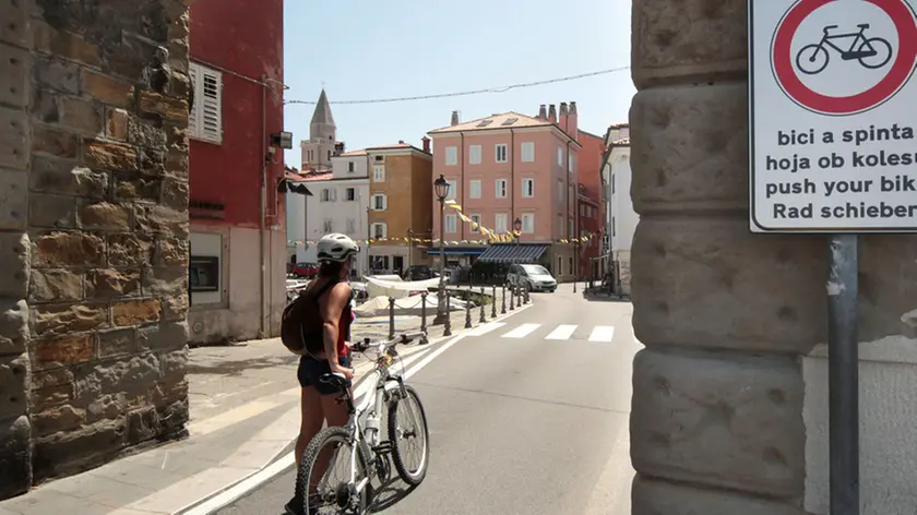 Lasorte Trieste 07/08/13 - Muggia, Arco Mandracchio, Segnale Stradale per Ciclisti, Bici