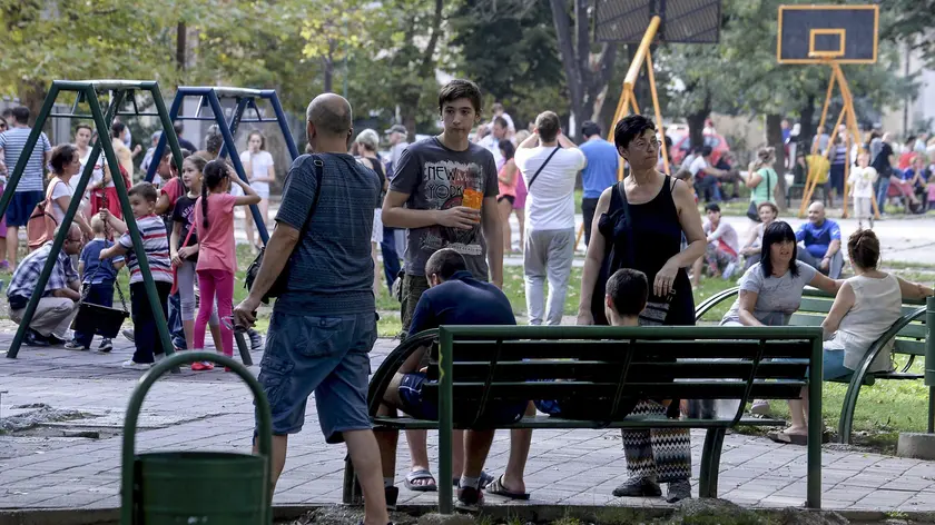 La gente si è riversata nelle strade e nei parchi pubblici a Skpje