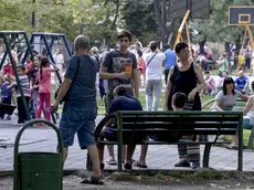 La gente si è riversata nelle strade e nei parchi pubblici a Skpje
