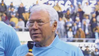 Samanta De Grenet, Carlo Amaroli rappresentante di San Patrignano e Nicola Pietrangeli ex campione di Tennis prima dell'inizio della partita Lazio-Bologna organizzata dalla comunità di San Patrignano nel 2003.''Sono un uomo molto fortunato. Quando arrivi a questa età gli anni cominciano a pesare. E' antipatico, pensi che il tuo lungo viaggio stia per finire. Ancora cento di questi anni? Me ne basterebbero altri dieci...''. Con la consueta autoironia così scherza Nicola Pietrangeli. L'11 settembre compirà 80 anni, un traguardo impegnativo ma non per lui, con la sua chioma bianca e gli occhi azzurri continua ad affascinare. ''Ma non sono mai stato un playboy. Ai miei tempi era la divisa a farti diventare bello. Oggi vanno a conquistare una donna con un aereo privato, ai miei tempi c'era più merito''. Eppure le donne hanno avuto un ruolo fondamentale nella sua vita: sua moglie, la madre dei suoi tre figli, e poi Lorenza e infine Licia Colò, la conduttrice televisiva, l'ultima sua conquista. ANSA