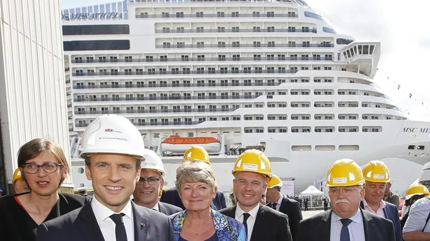 Macron in visita ai cantieri. (Stephane Mahe/Pool Photo via AP, File)