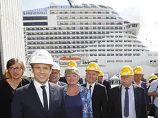 Macron in visita ai cantieri. (Stephane Mahe/Pool Photo via AP, File)