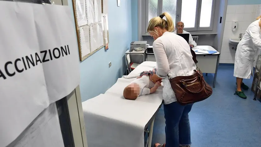 Una dottoressa prepara una dose di vaccino in uno degli ambulatori del Centro Vaccinale di via Statuto a Milano, 4 settembre 2017. Ansa/Daniel Dal Zennaro