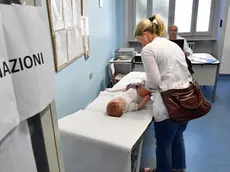 Una dottoressa prepara una dose di vaccino in uno degli ambulatori del Centro Vaccinale di via Statuto a Milano, 4 settembre 2017. Ansa/Daniel Dal Zennaro